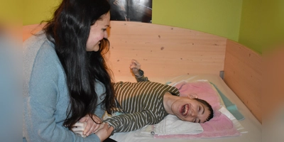 Jasmin Bien kümmert sich mit ihrer Mutter und den anderen Familienmitgliedern um die Pflege ihres schwerstbehinderten Bruders Florian. (Foto: Ute Niephaus)