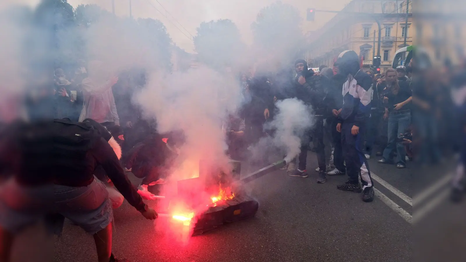 Bei den Protesten gab es auch Krawalle. Hier wurde eine Panzer-Attrappe in Brand gesetzt. (Foto: Costantino Sergi/IPA via ZUMA Press/dpa)