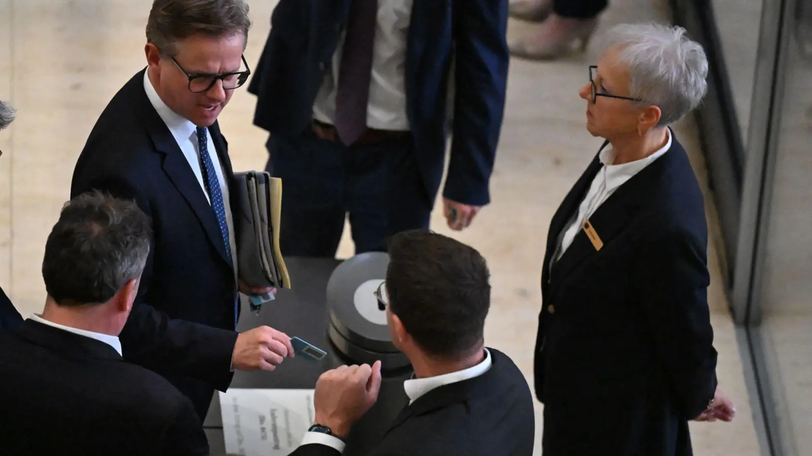 Der Bundestag stimmte für die Forderung nach mehr Daten zu Bluttests bei Schwangeren. (Foto: Michael Brandt/dpa)