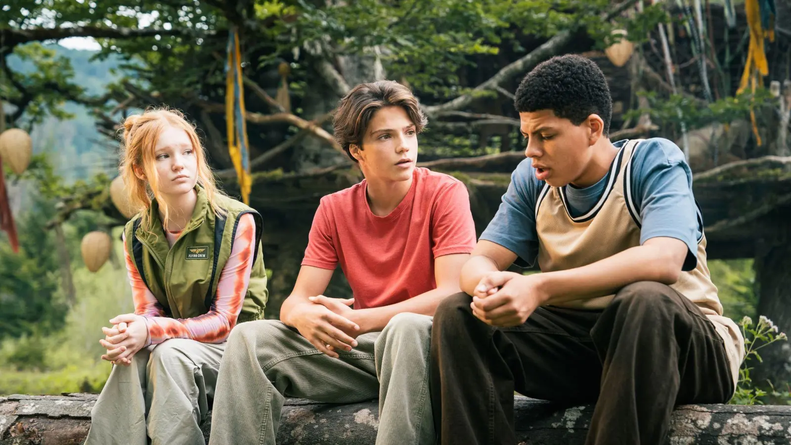 Für die Freunde Carag (Emile Chérif), Holly (Lilli Falk) und Brandon (Johan von Ehrlich) beginnt ein neues Schuljahr an der Clearwater High. Szene des Films „Woodwalkers 2“. (Foto: Marc Reimann/Studiocanal GmbH/dpa)