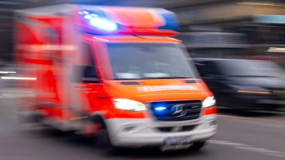 Der Beifahrer der 73-Jährigen wurde schwer verletzt ins Krankenhaus gebracht. (Symbolbild) (Foto: Monika Skolimowska/dpa)