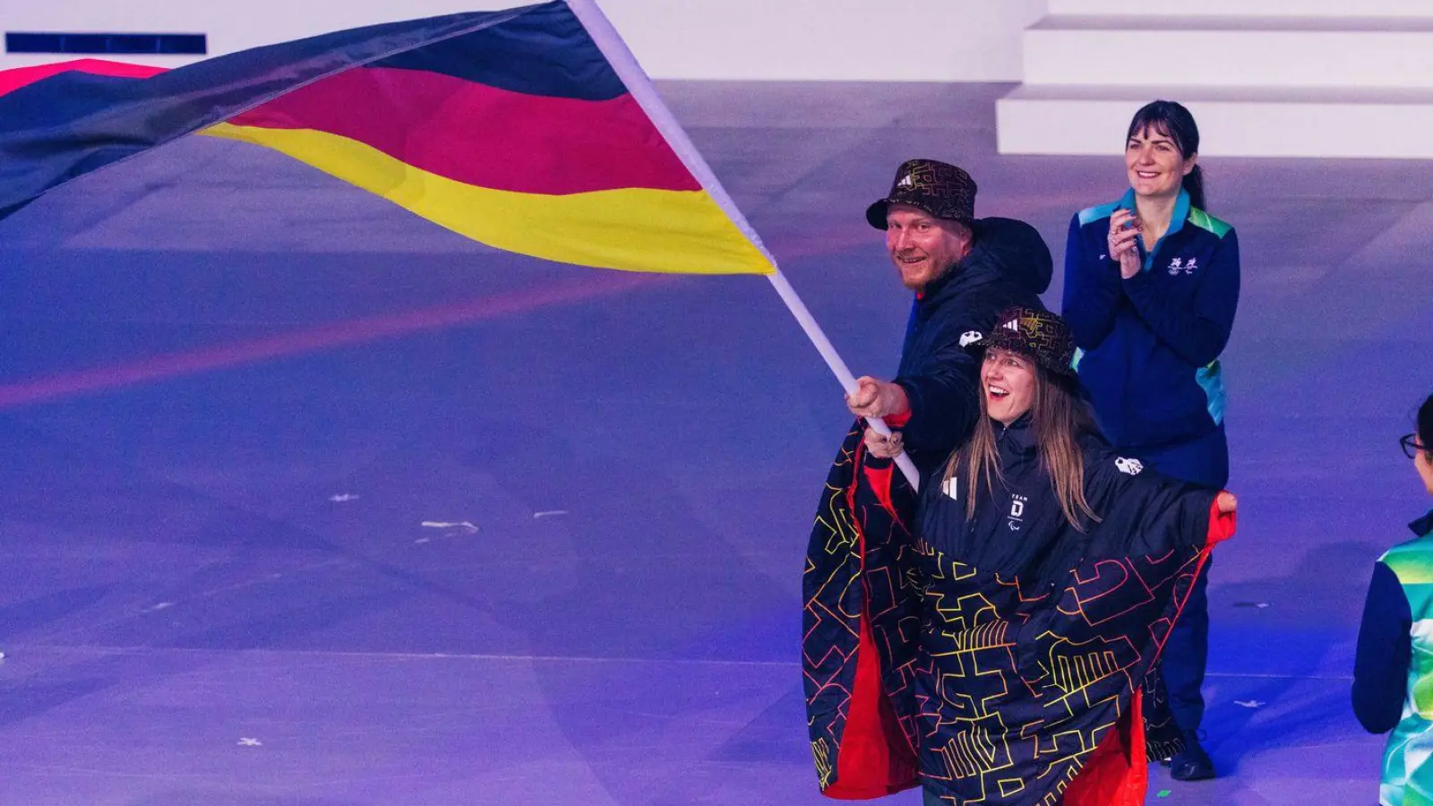 Die deutschen Fahnenträger Christoph Schmiedt und Andrea Rothfuss.  (Foto: Philipp von Ditfurth/dpa)
