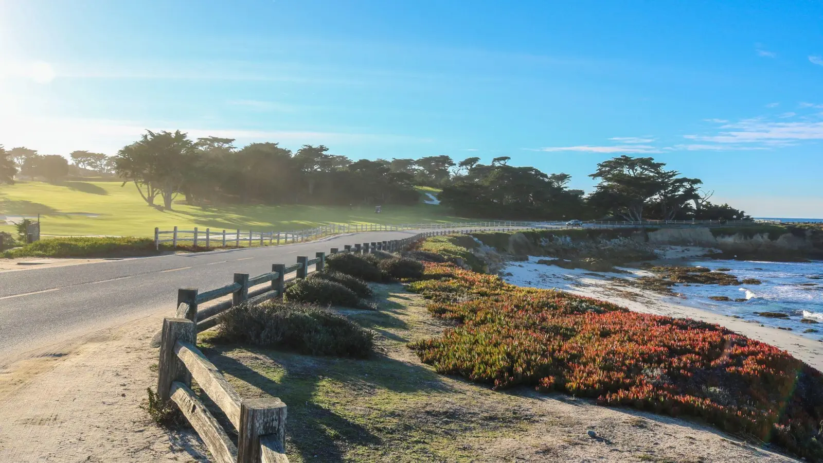 Elitär und atemberaubend: Der 17-Miles-Drive in Kalifornien passiert den Pazifik - und mehrere Golfplätze. (Foto: Pebble Beach Company/dpa-tmn)