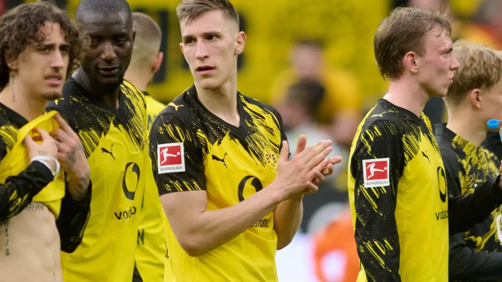 Schlotterbeck und seine Teamkollegen vor der Kurve. (Foto: Bernd Thissen/dpa)