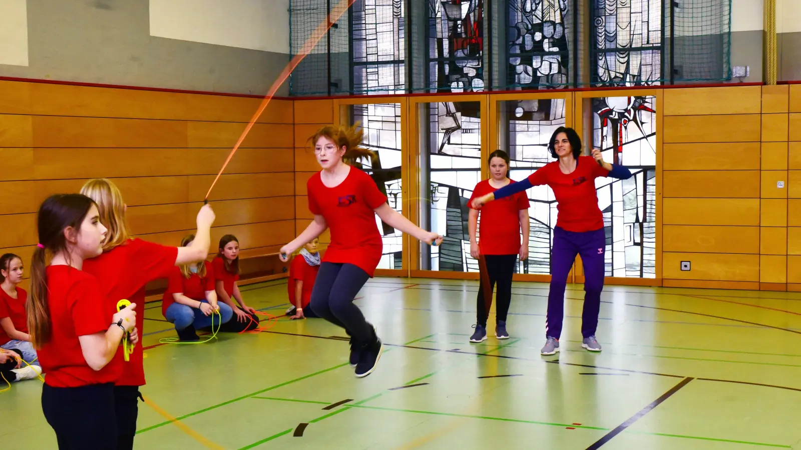 Die Schülerinnen zeigen den „Long Rope Switch“. (Foto: Irmeli Pohl)