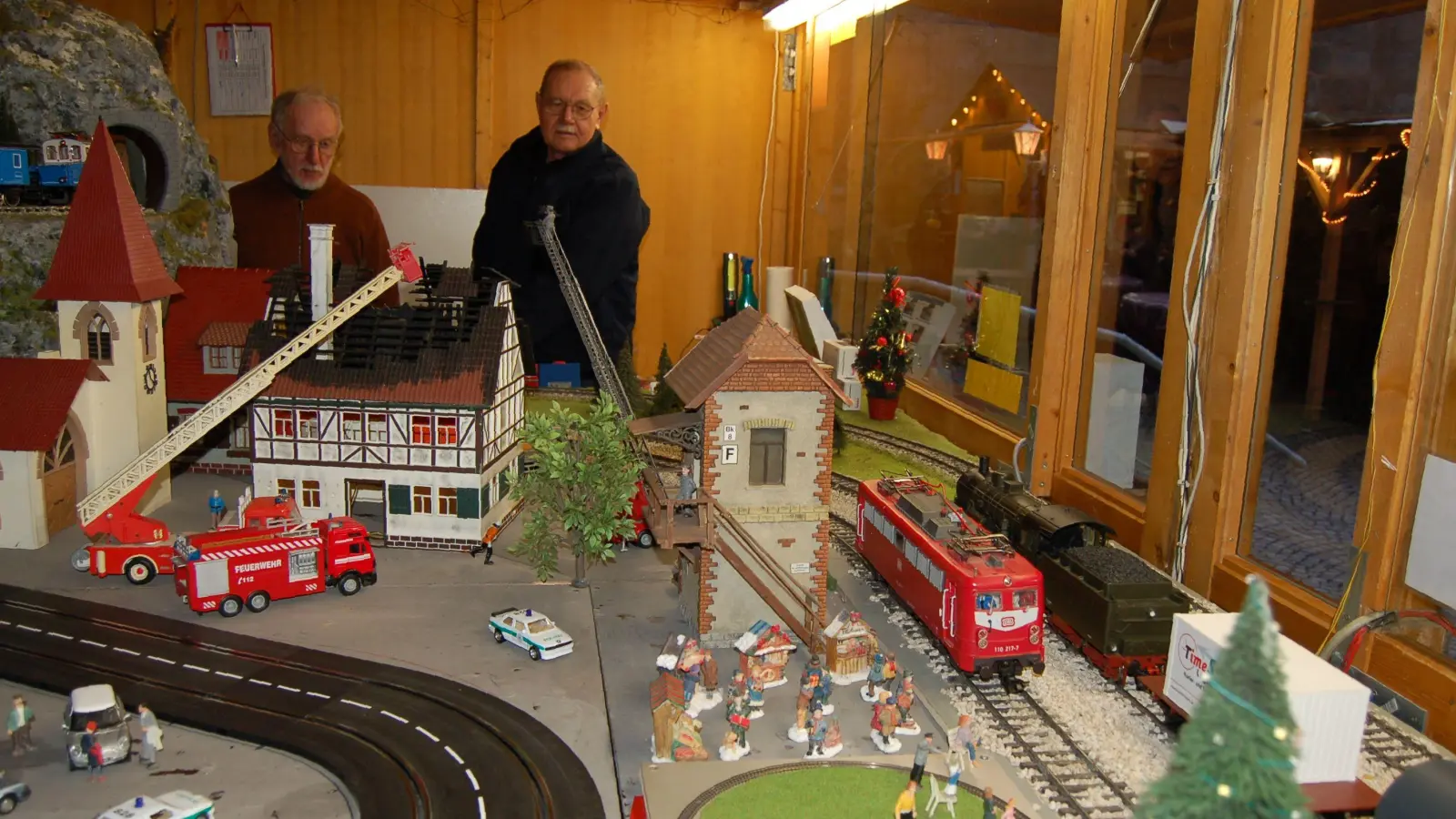 Am Fahrregler: MED-Vorsitzender Paul Rebele (rechts) und sein Vereinskollege Helmut Gerbet behalten in der beheizten Bude auf dem Weihnachtsmarkt den Überblick über den Zugverkehr. (Foto: Markus Weinzierl)