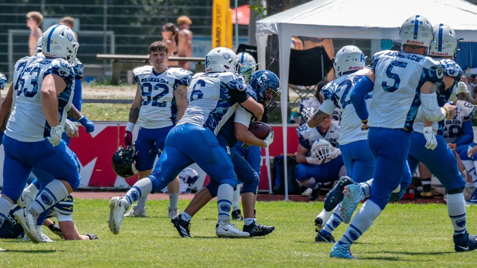 Packt zu: Jeremy Jäger (Nummer sechs) schnappt sich den gegnerischen Ballträger. (Foto: Felix Kleinert)