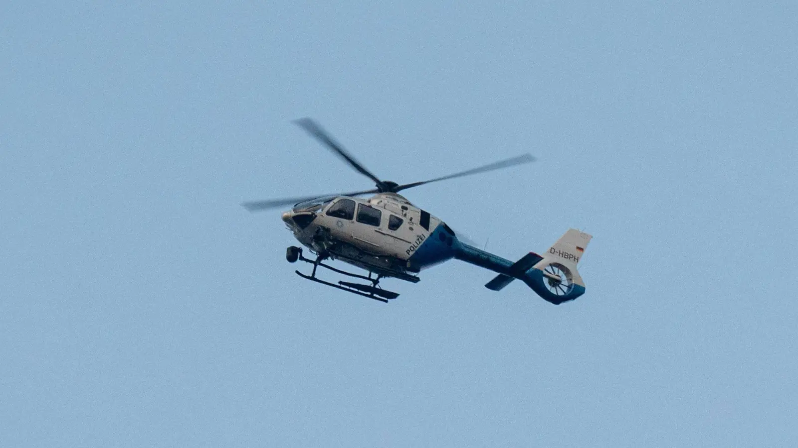 Im Umfeld der Fundstelle des E-Bikes suchte die Polizei mit einem Hubschrauber wie diesem nach Hinweisen.  (Symbolbild: Armin Weigel/dpa)