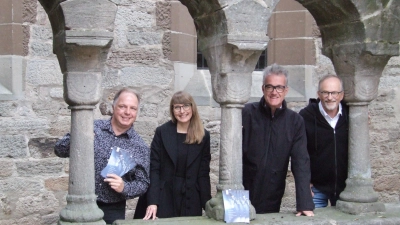 Freuten sich über den gelungenen Vorverkaufsstart der Kreuzgangspiele im kommenden Jahr (von rechts) Intendant Johannes Kaetzler, Bürgermeister Patrick Ruh, Kulturbüroleiterin und Dramaturgin Dr. Maria Wüstenhagen sowie der für die Verwaltung im Kulturbüro zuständige Teamleiter Sebastian Engmann. (Foto: Jasmin Kiendl )