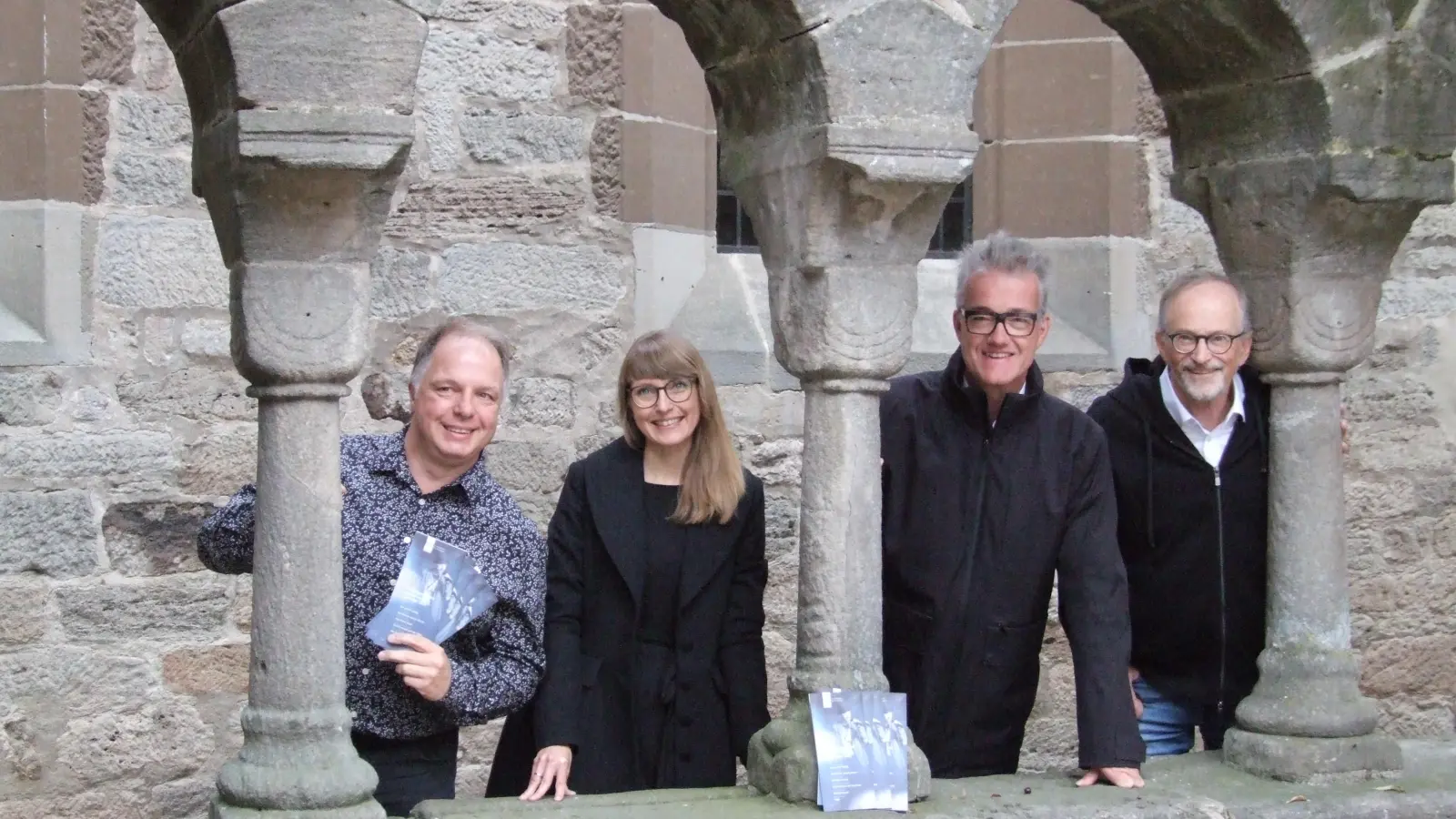 Freuten sich über den gelungenen Vorverkaufsstart der Kreuzgangspiele im kommenden Jahr (von rechts) Intendant Johannes Kaetzler, Bürgermeister Patrick Ruh, Kulturbüroleiterin und Dramaturgin Dr. Maria Wüstenhagen sowie der für die Verwaltung im Kulturbüro zuständige Teamleiter Sebastian Engmann. (Foto: Jasmin Kiendl )