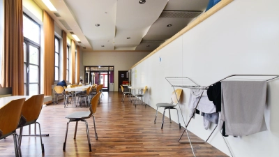 So wie hier im Distlersaal werden Trennwände in den ehemaligen Klassenzimmern in der alten Schalkhäuser Schule für eine etwas wohnlichere Atmosphäre sorgen. (Foto: Irmeli Pohl)