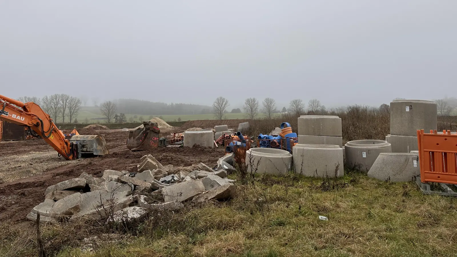 Die Erschließung des zweiten Bauaubschnitts des Dinkelsbühler Wohnquartiers Gaisfeld IV läuft. Allerdings werden mehrere geplante Großprojekte wohl nicht verwirklicht. Deshalb sollen die Flächen planerisch noch einmal neu gedacht werden. (Foto: Martina Haas)
