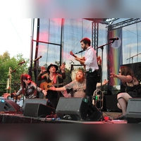 Die australische Band „Ukulele Death Squad” war kurzfristig eingesprungen und begeisterte mit einer dynamischen Bühnenperformance. (Foto: Constantin Prosch)
