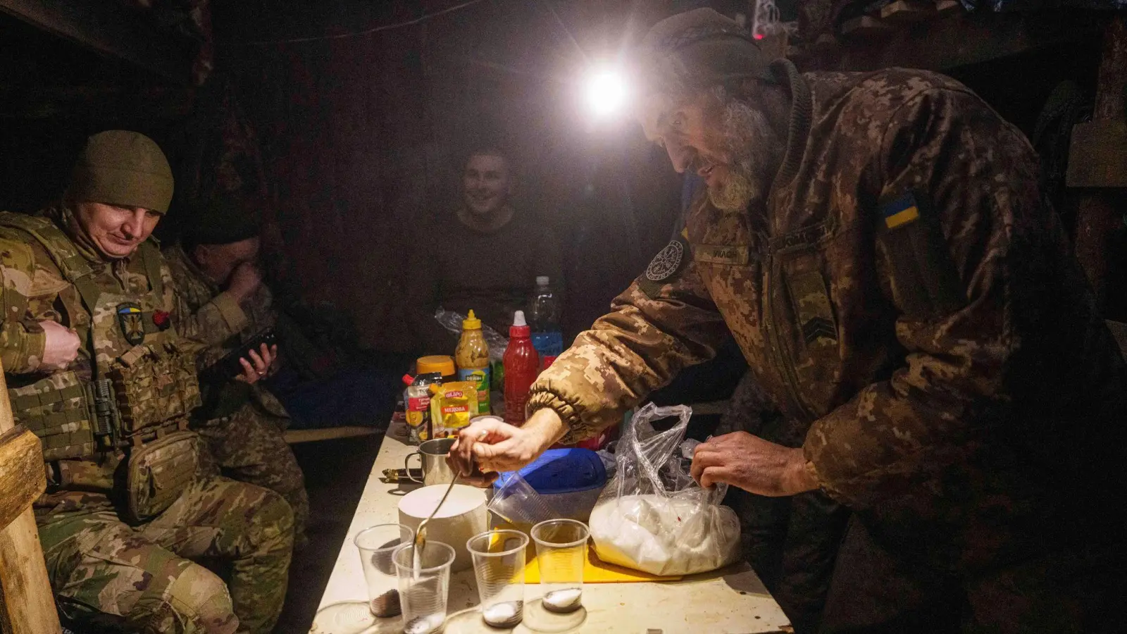 Da der Ukraine Soldaten an der Front fehlen, sollen nun junge Männer mit Prämien angeworben werden. (Archivbild)  (Foto: Evgeniy Maloletka/AP/dpa)