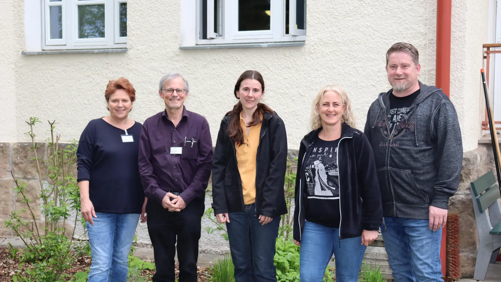 Krankenschwester Claudia Scherb, Oberarzt Dr. Werner Tauber, Psychologin Heidi Dengler, Stationsleiterin Sandra Schurz und Krankenpfleger Markus Trzonski (von links) gehören zum Team der Suchtstation der Bezirksklinik in Ansbach. (Foto: Thomas Schaller)