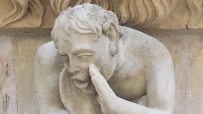 Dieser Rufer schmückt neben weiteren Figuren das im späten 16. Jahrhundert errichtete Baumeisterhaus in Rothenburg, das nun mit erheblichem Aufwand fachkundig saniert wurde. (Foto: Bezirk Mittelfranken/Julia Krieger)