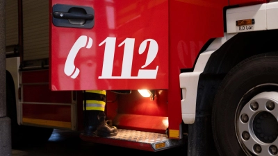 Die Feuerwehr löscht den Waldbrand. (Symbolbild) (Foto: Niklas Treppner/dpa)