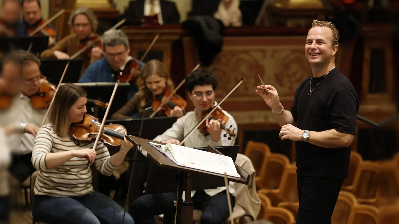Der Kanadier Yannick Nézet-Séguin dirigiert erstmals das Neujahrskonzert aus Wien (Foto: Dieter Nagl/WIENER PHILHARMONIKER/APA/dpa)