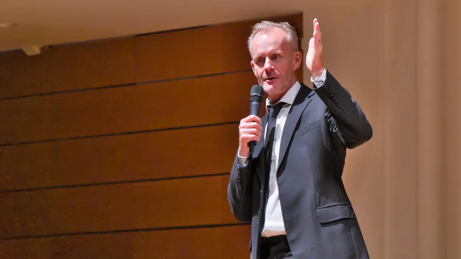 Faktenreich, pointiert, unterhaltsam, aufgedreht bis irrwitzig: Max Uthoff. (Foto: Martin Stumpf)