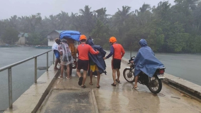 Die Menschen wappnen sich für den Sturm. (Foto: Uncredited/PHILIPPINE COAST GUARD/AP/dpa)