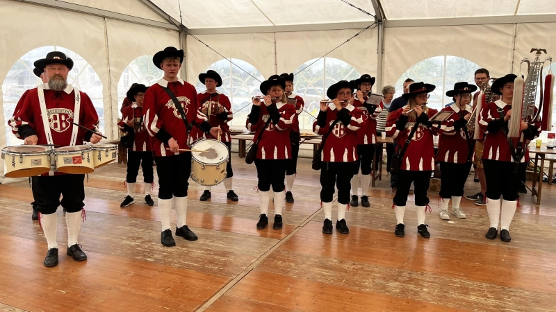 Der Spielmannszug bei einem seiner Auftritte – hier im Festzelt von Pouligny St. Pierre. (Foto: Johannes Flierl)