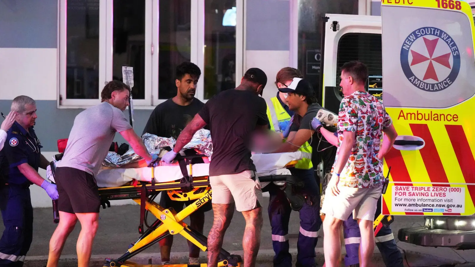 Mehr als 1.000 Menschen waren vor Ort, als die Schüsse fielen. (Foto: Mark Baker/AP/dpa)