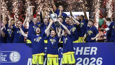Alba Berlin feiert den großen Meister-Coup in München. (Foto: Matthias Stickel/dpa)