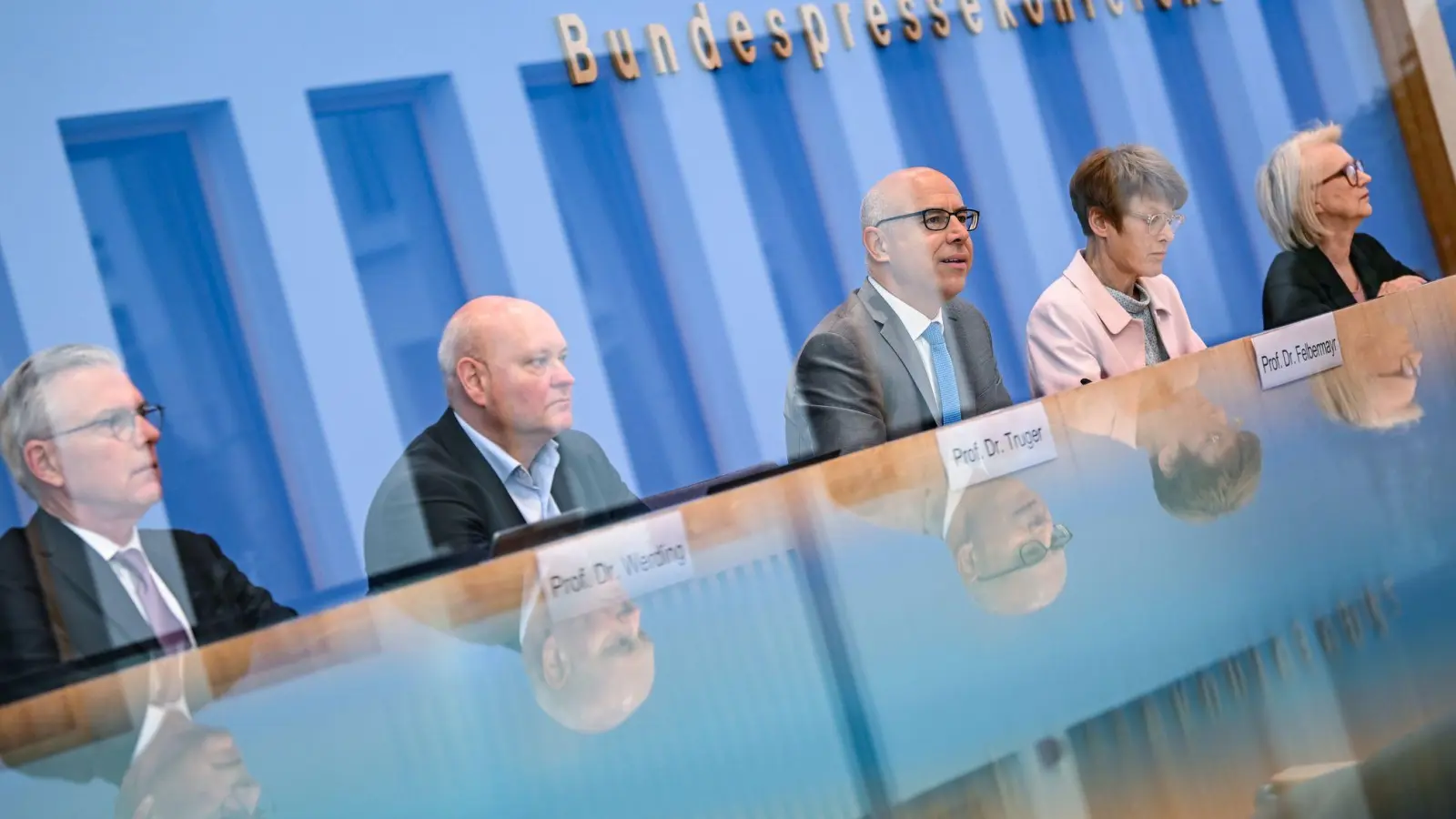 Die „Wirtschaftsweisen“ warnen vor explodierenden Kosten, sollte es keine Reformen in der gesetzlichen Kranken- und Pflegeversicherung geben. (Foto: Britta Pedersen/dpa)