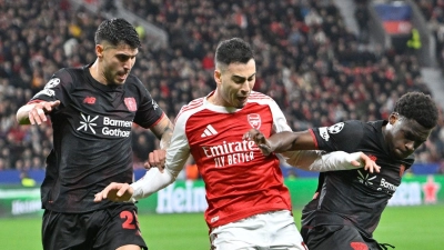 Leverkusener und Londoner lieferten sich viele enge Duelle. (Foto: Anke Waelischmiller/dpa)