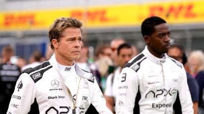 Brad Pitt (l) und Damson Idris, beim Dreh von „F1“. (Foto: Tim Goode/PA Wire/dpa)