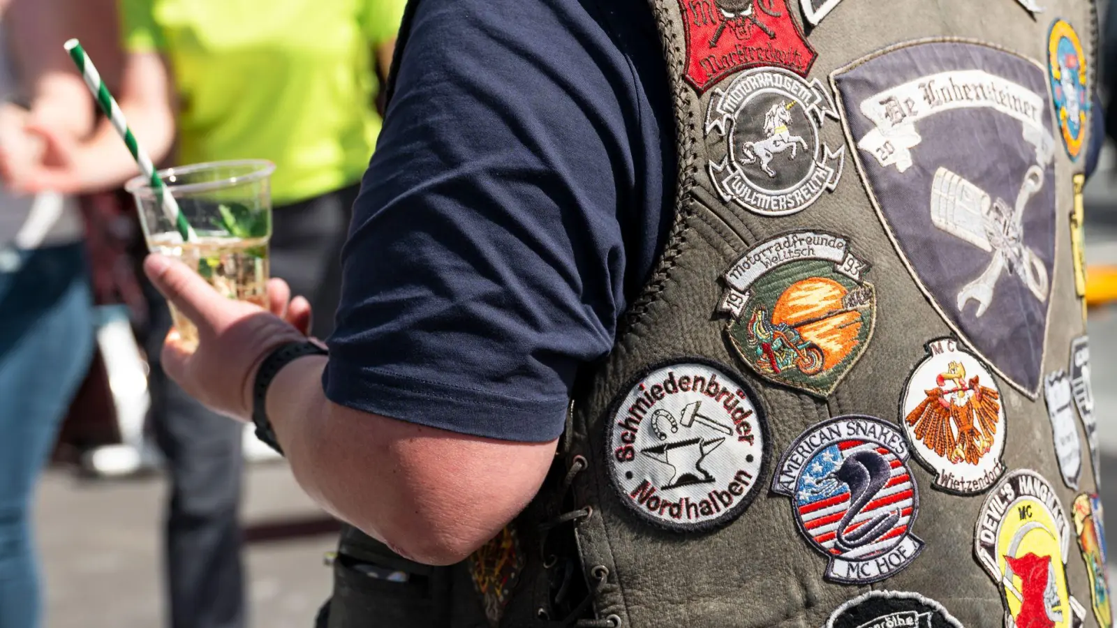 Zahlreiche Biker kommen traditionell zum Saisonauftakt nach Kulmbach.  (Foto: Daniel Vogl/dpa)