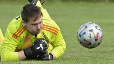 Immer den Ball im Blick: Ein gutes Motto für jeden Torhüter. Dieser Könner seiner Zunft arbeitete am Wochenende erfolgreich, denn sein Team gewann in der Kreisliga. Wer und wo? Verraten wir später. Zunächst in die Regionalliga, wo es wieder keinen Sieg für die SpVgg Ansbach gab.  (Foto: Martin Rügner)