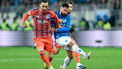 Der SV Darmstadt 98 um Marco Richter (r) und der FC Schalke 04 um Kenan Karaman schenkten sich nichts. (Foto: Uwe Anspach/dpa)