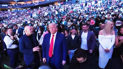 US-Präsident Donald Trump - hier mit UFC-Boss Dana White - gilt als Mixed-Martial-Arts-Fan. Athleten des Kampfsports sollen nun FBI-Mitarbeiter trainieren. (Archivbild)  (Foto: Frank Franklin II/AP/dpa)