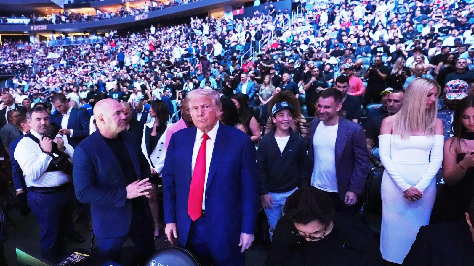 US-Präsident Donald Trump - hier mit UFC-Boss Dana White - gilt als Mixed-Martial-Arts-Fan. Athleten des Kampfsports sollen nun FBI-Mitarbeiter trainieren. (Archivbild)  (Foto: Frank Franklin II/AP/dpa)