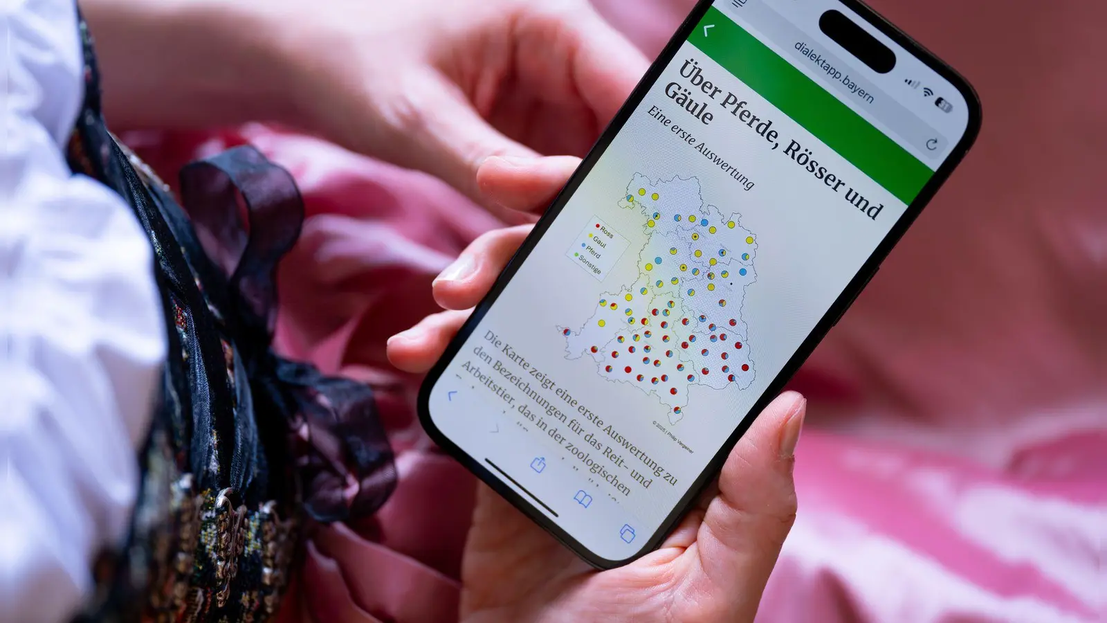 Ein Team aus Wissenschaftlern der Ludwig-Maximilians-Universität (LMU) in München will erforschen, wie sich Dialekte in Bayern entwickeln. Über die DialektApp „DaBay“ haben sie in den vergangenen sechs Monaten rund eine Million Antworten von etwa 15.000 Teilnehmern gesammelt. (Illustration) (Foto: Sven Hoppe/dpa)