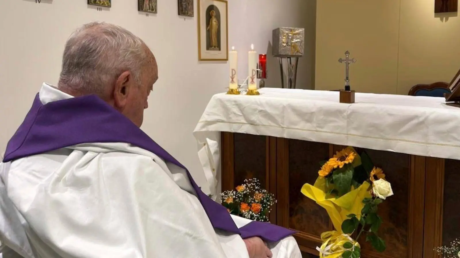 Das einzige Foto, das bisher aus dem Krankenhaus veröffentlicht wurde. (Archivbild) (Foto: Uncredited/Vatican Press Hall/AP/dpa)