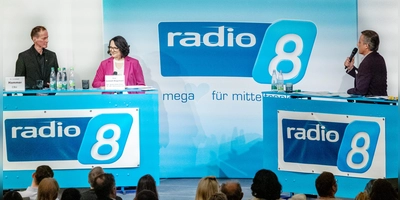 Wie sieht die Zukunft von Dinkelsbühl aus? Vor vollem Haus nahmen dazu die beiden Kandidierenden für das OB-Amt, Dr. Christoph Hammer und Anja Schmidt-Wagemann, Stellung. Durch den Abend führte Programmleiter Klaus Seeger. (Foto: Evi Lemberger)