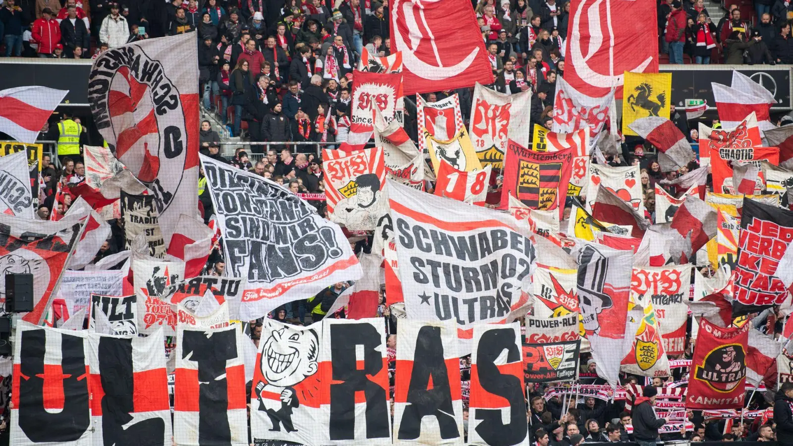 Die Fans des VfB Stuttgart üben Kritik am Supercup.  (Foto: Tom Weller/dpa)