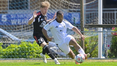 Ken Mata (in Weiß) bekommt mit Tyron Koomson Konkurrenz auf den Flügeln der SpVgg Ansbach. In der Vorbereitung war er bisher nur gegen den SC Großschwarzenlohe (in Schwarz Leland Ulhaas) im Einsatz. Er hatte leichte Leistenprobleme, ist aber mittlerweile wieder voll einsatzbereit. (Foto: Martin Rügner)