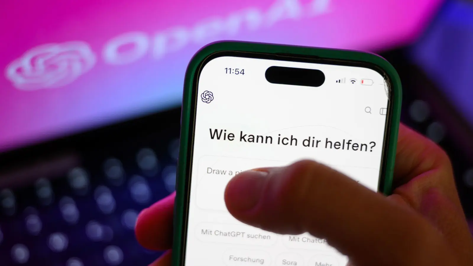 Mit Abstand am häufigsten nutzen Jugendliche den KI-Chatbot ChatGPT des Betreibers OpenAI.(Illustration)  (Foto: Hendrik Schmidt/dpa)