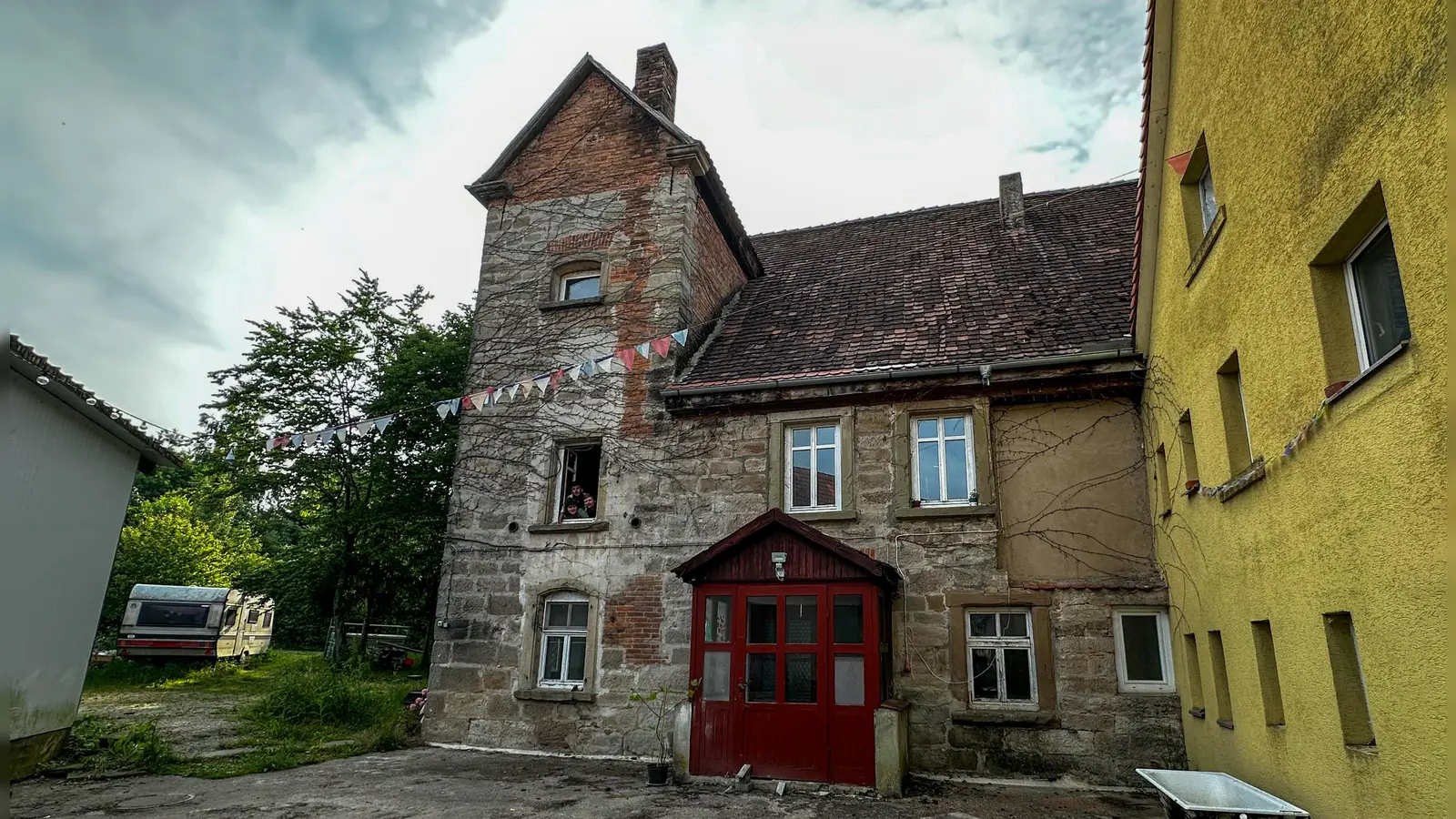 Das ehemalige Gasthaus im Dinkelsbühler Stadtteil Weidelbach wollen junge Menschen sanieren und dabei im Bereich Handwerk dazulernen.  (Foto: Martina Haas)