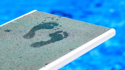 Wer im Schwimmbad barfuß unterwegs ist, muss damit rechnen, Pilzsporen zu begegnen.  (Foto: Julian Stratenschulte/dpa/dpa-tmn)