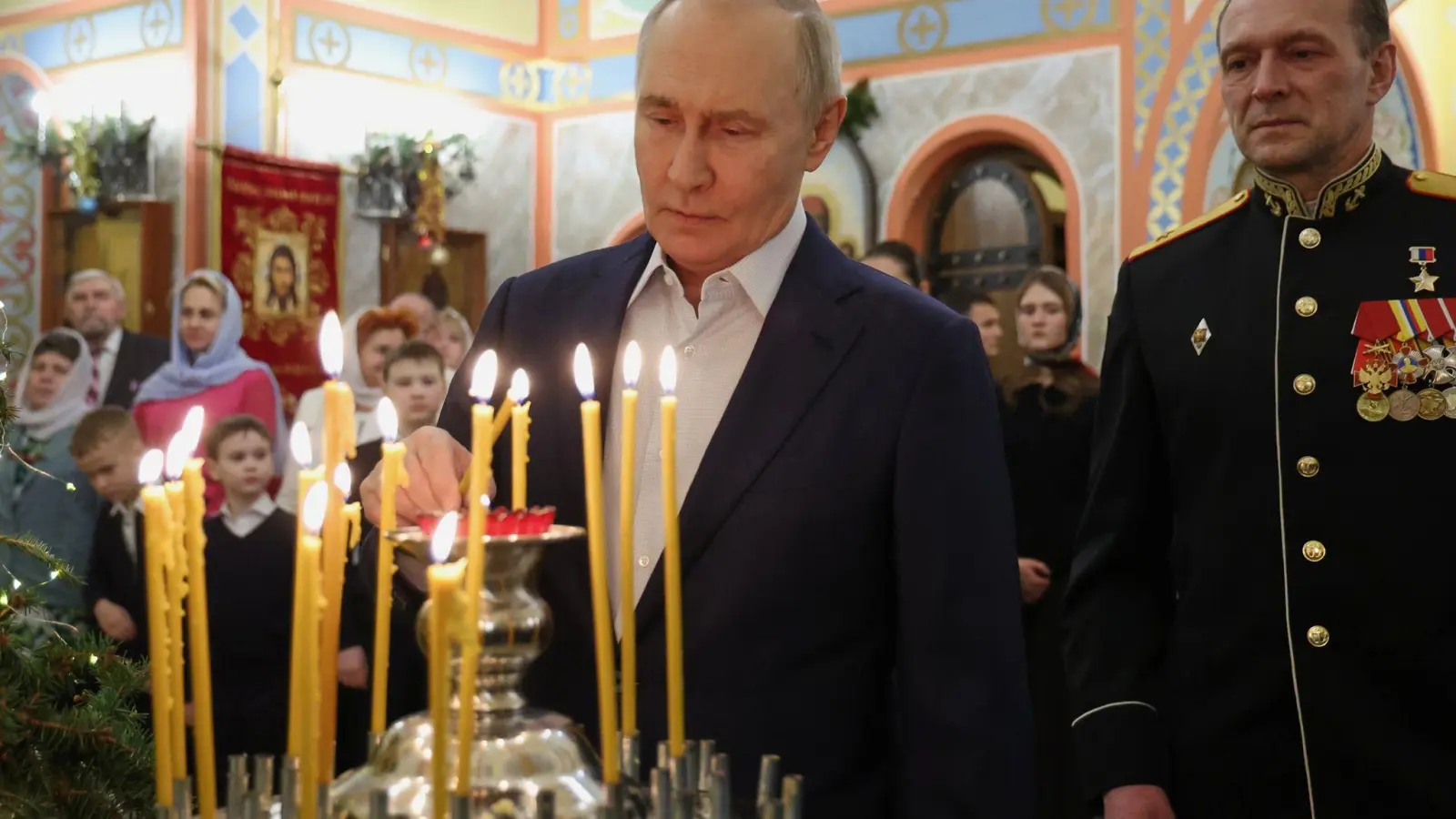 Mit welcher Bitte hat Kremlchef am orthodoxen Weihnachten wohl diese Kerze angezündet? (Archivbild) (Foto: Vyacheslav Prokofyev/Pool Sputnik Kremlin/AP/dpa)