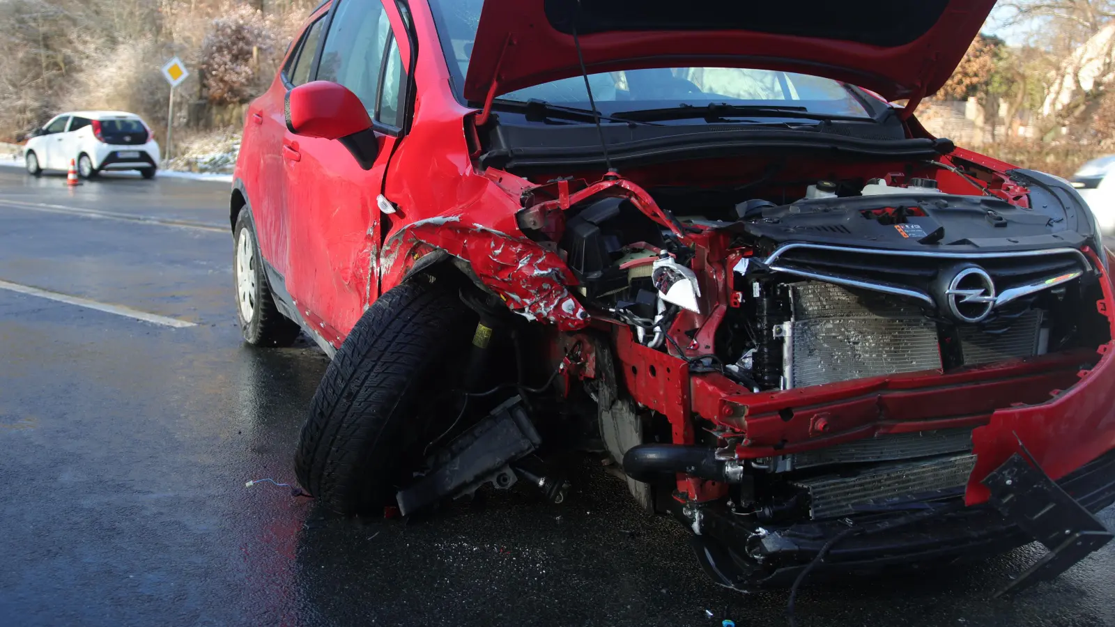 Der Fahrer des Opel konnte nicht mehr ausweichen, nachdem ein BMW in die Leitplanke der Gegenfahrbahn geschlittert war. (Foto: NEWS5 / Markus Zahn)