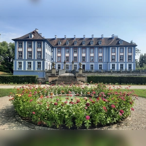 Blaues Schloss, bunte Blumen - gesehen in Obernzenn (Foto: Anja Meder)