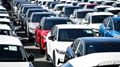 Deutschland exportiert viele Autos in die USA - aber laut Statistischem Bundesamt seit dem Inkrafttreten der höheren Einfuhrzölle mit einem geringeren Wert. (Symbolbild)  (Foto: Sina Schuldt/dpa)