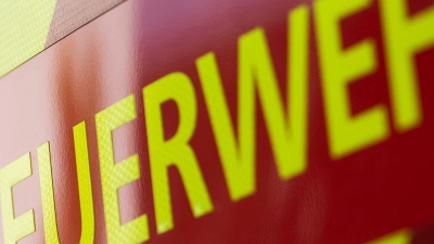 Feuerwehrleute versuchten die brennende Scheune in der Silvesternacht zu löschen. (Symbolbild) (Foto: Marijan Murat/dpa)