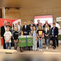 Mit Unterstützung der Sparkasse und des Lions Club Ansbach wurde der neue Medienwagen finanziert. Darüber freuen sich zahlreiche Beteiligte der zuständigen Stellen und die Grundschule Weidenbach. (Foto: Antonia Müller)