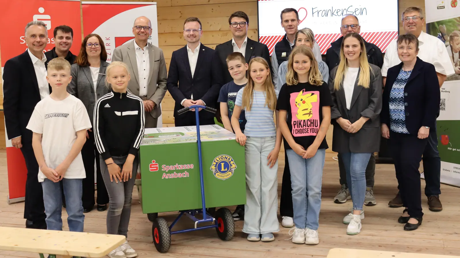 Mit Unterstützung der Sparkasse und des Lions Club Ansbach wurde der neue Medienwagen finanziert. Darüber freuen sich zahlreiche Beteiligte der zuständigen Stellen und die Grundschule Weidenbach. (Foto: Antonia Müller)
